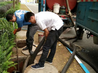 清理化糞池