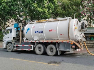 大車小區(qū)清理化糞池2