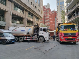 大車醫(yī)院清理化糞池1