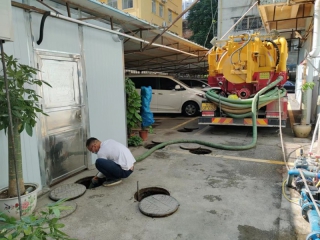 小車(chē)工地清理化糞池2