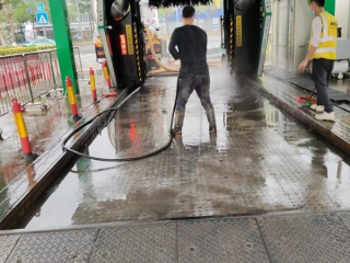智能自動(dòng)洗車機(jī)清洗地面1